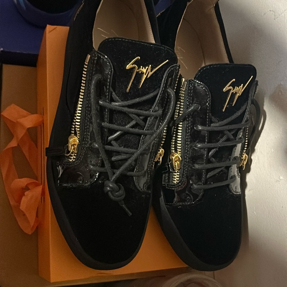 Black Giuseppe’s size 13 in men’s that’s the US size